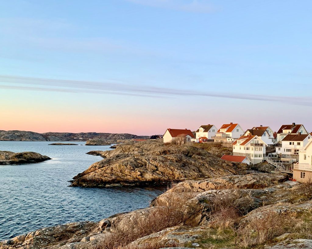 En vacker skärgårdsmiljö med hus uppe på klippor med fantastisk utsikt över havet.