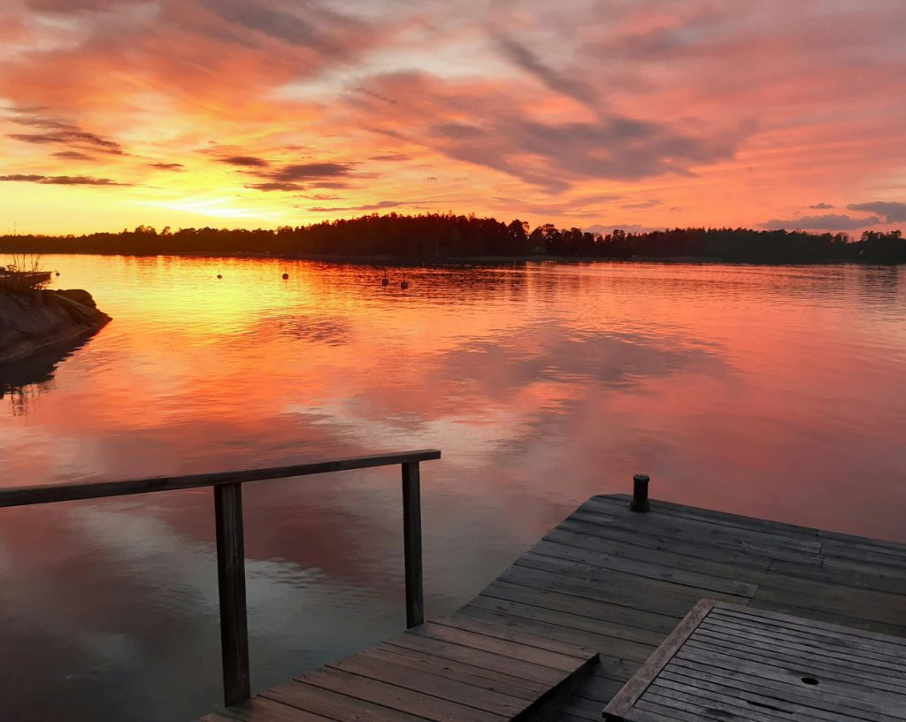 En tidig och härlig sommarmorgon när solen är på väg upp. Vattnet stilla och reflekterar himlen på ett stillsamt sätt. Motorbåten har försvunnit från båtbryggan - den är stulen.