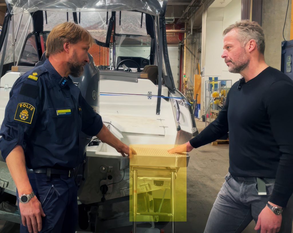 Bild som visar var skrovnumret på en båt sitter. Området är markerad med en gul färg.