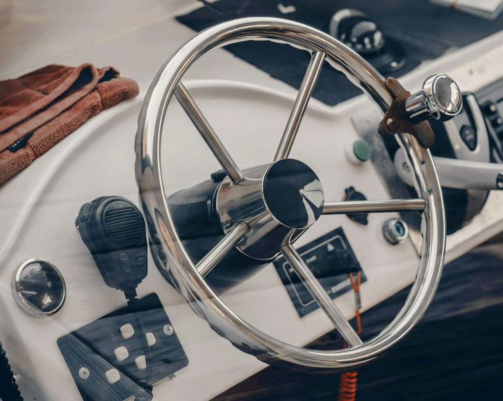 Närbild på en ratt på en båt. Ser ut som en båt i en dyrare prisklass.