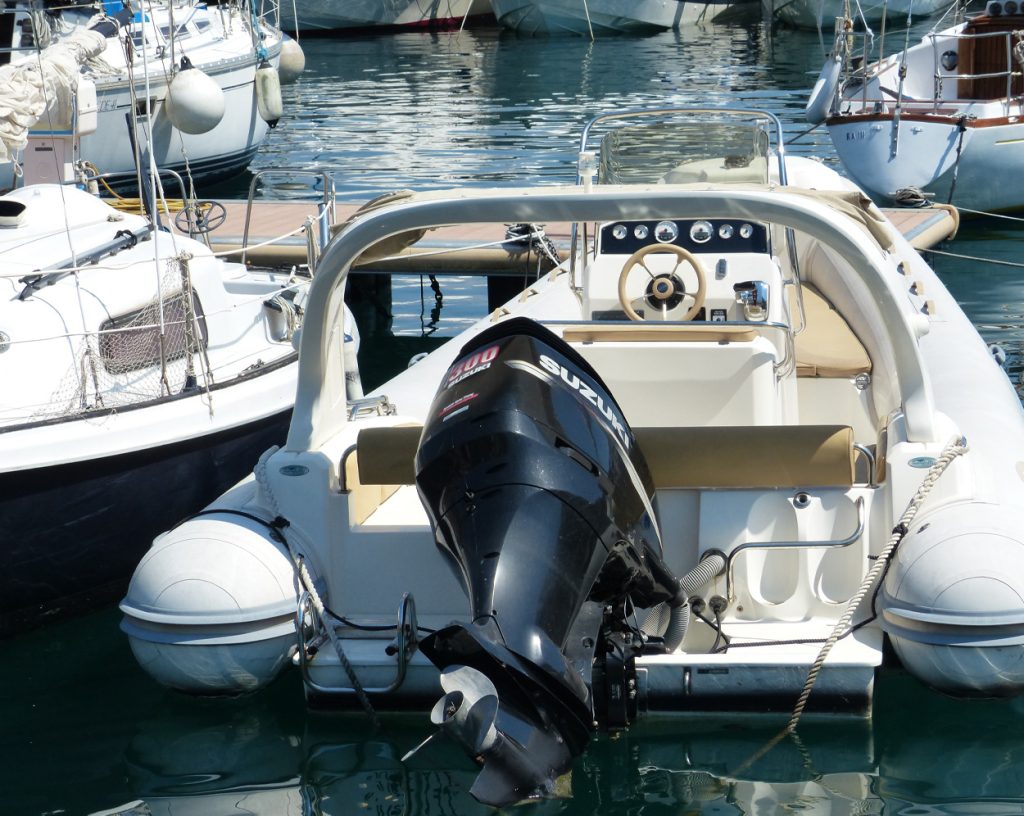 En powerboat med 300 hästkrafters motor ligger förtöjd vid en brygga.