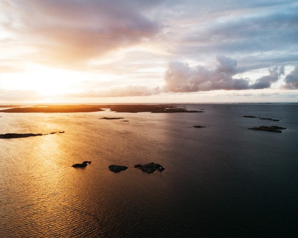 Vy över svenska skärgården i morgonljus.