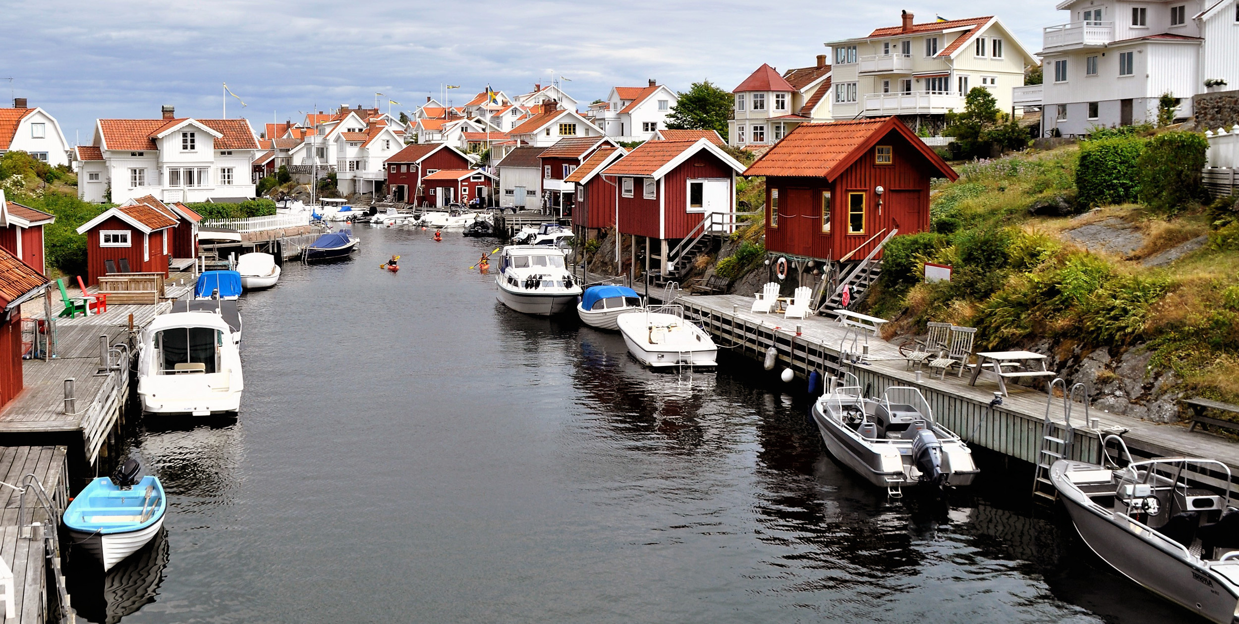 Båthamn med fritidsbåtar som ligger förtöjda när semestern börjar ta slut
